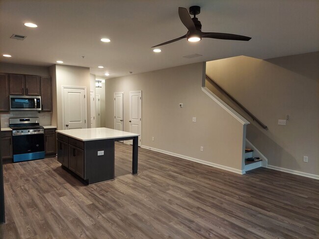 Building Photo - In-Town Townhome for rent in Monroe Heights!