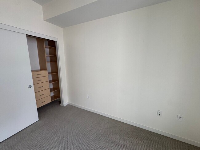 Building Photo - Beautiful third level 2 bedroom condo in the Mercer