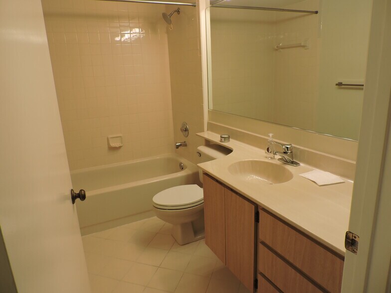 Building Photo - 701 Seafarer Cir