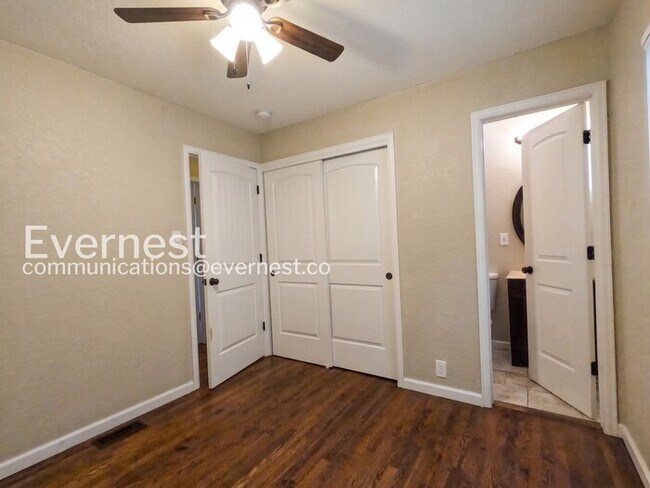 Building Photo - 3 Bed/1.5 Bath Home with Fenced yard / Coming Soon!