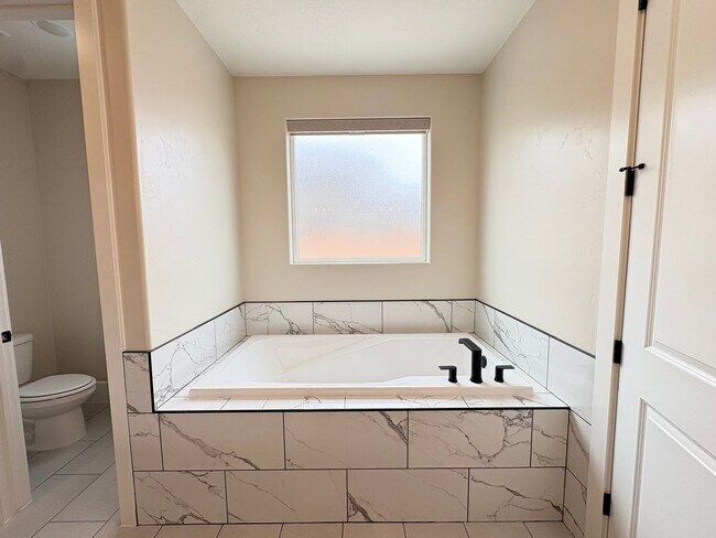 Building Photo - Solar Home For RENT!!!