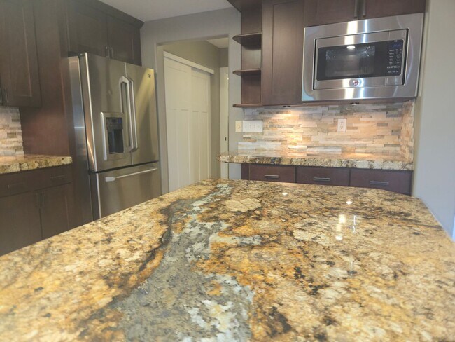 Building Photo - Beautiful Boulder Pointe Home! 3bd / 2ba + Office - No Students! - Small Pets Considered!! Avail....
