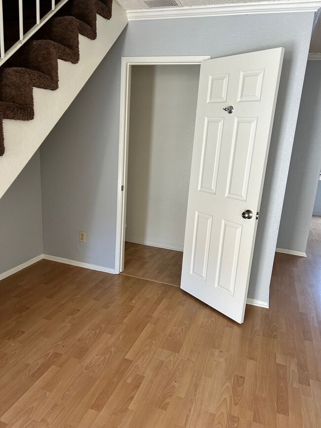 Building Photo - Beautiful 2b2.5b Condo in a great area of South Gardena features central AC, Fireplace, Washer/Dr...