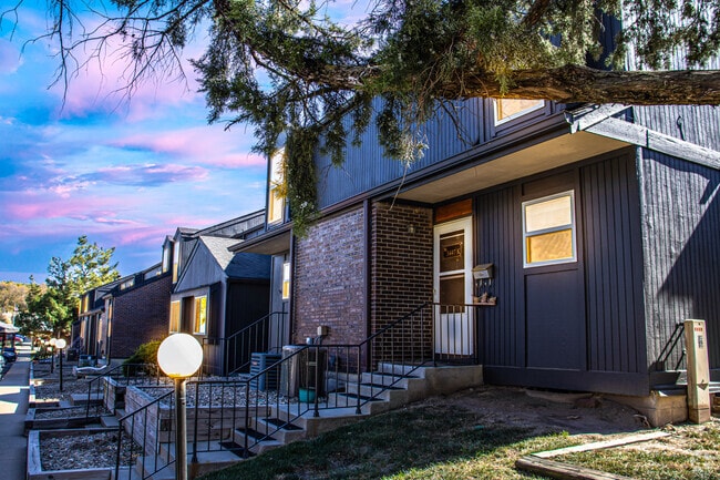 Building Photo - Windchase Flats &amp; Townhomes