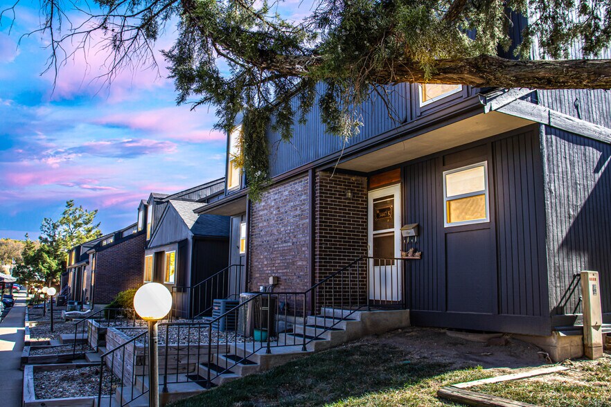Primary Photo - Windchase Flats &amp; Townhomes