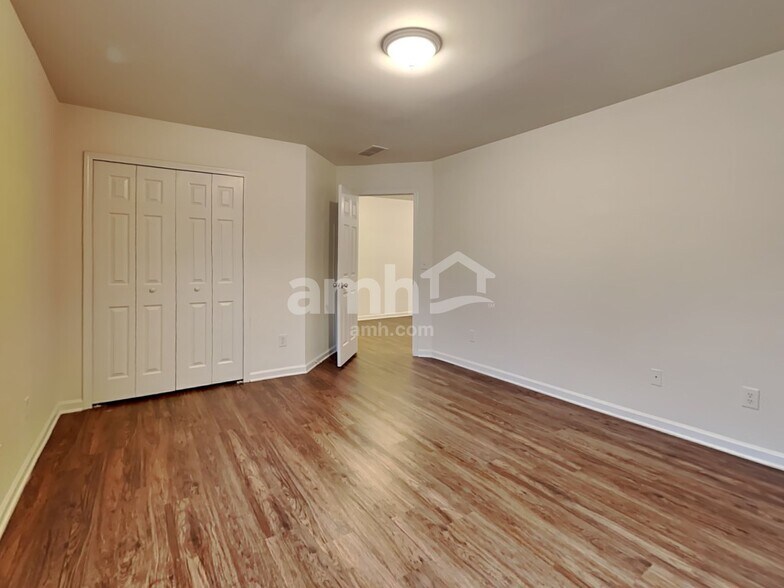 Building Photo - 277 Springs Xing