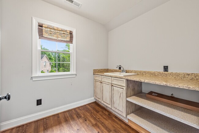 Building Photo - 405 Pondview Ct