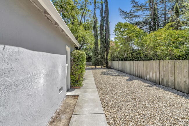 Building Photo - 520 Dawkins Dr