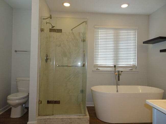 Building Photo - 4 Bedroom 3.5 Bath 3 Story Townhome for Re...