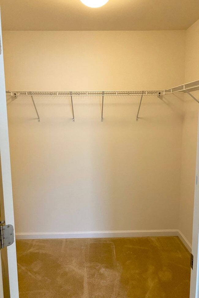 Building Photo - Gorgeous 4-Bed Townhome located in North W...