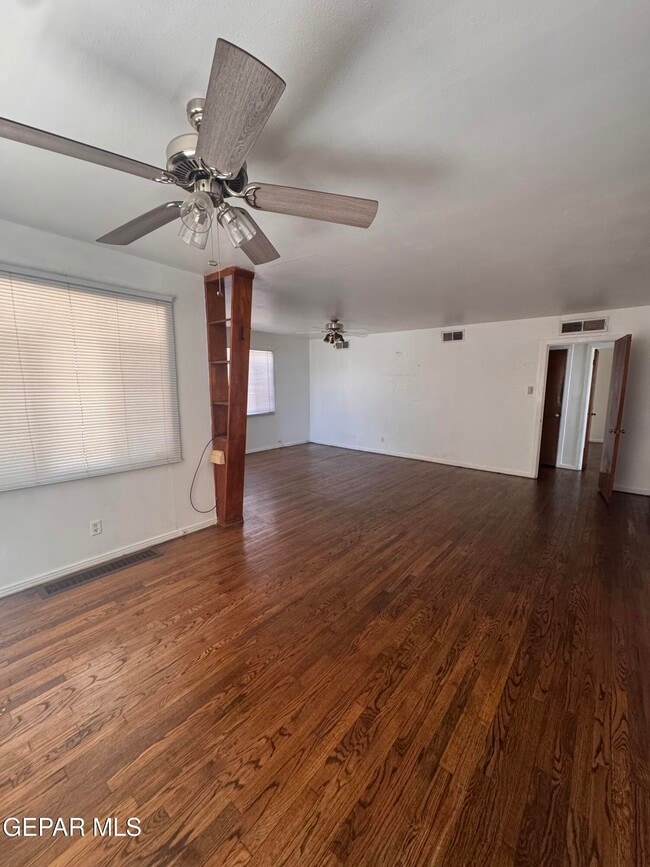 Building Photo - 1100 E River Ave