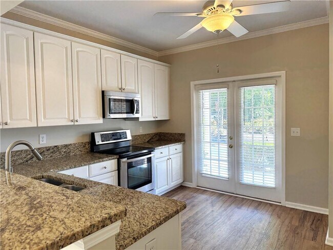 Building Photo - 2075 Pine Tree Dr