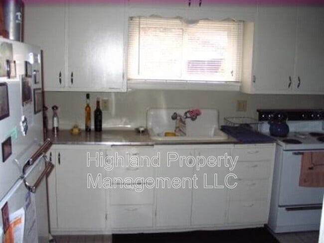 Building Photo - 215 SE High St