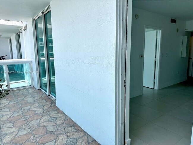 Building Photo - 1800 N Bayshore Dr
