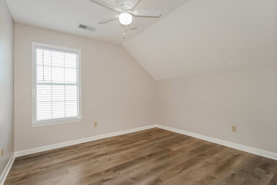 Building Photo - 4077 Course View Dr