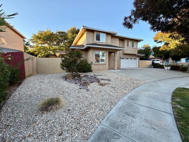 Building Photo - Beautiful 3 Bedroom 2.5 Bathroom Single Fa...