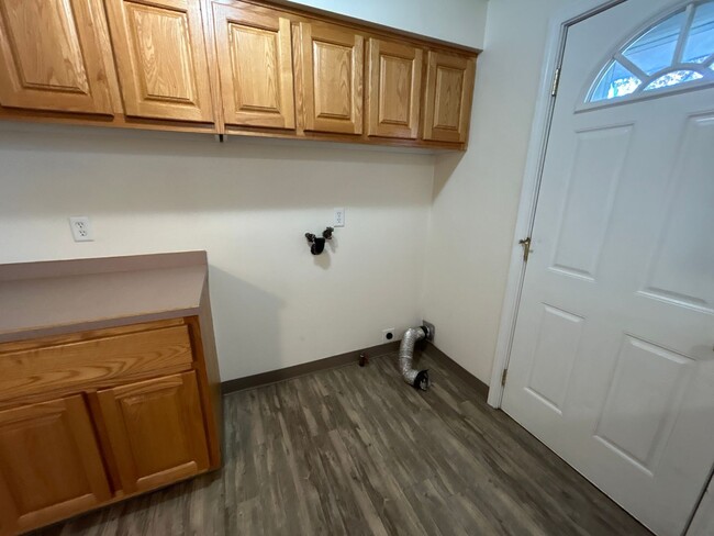 Building Photo - 2 Bedroom / 1.5 Bathroom Duplex in Redmond...