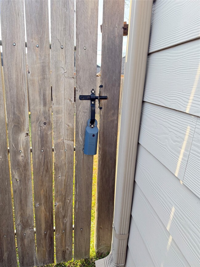 Building Photo - 2538 Bedrock Ln