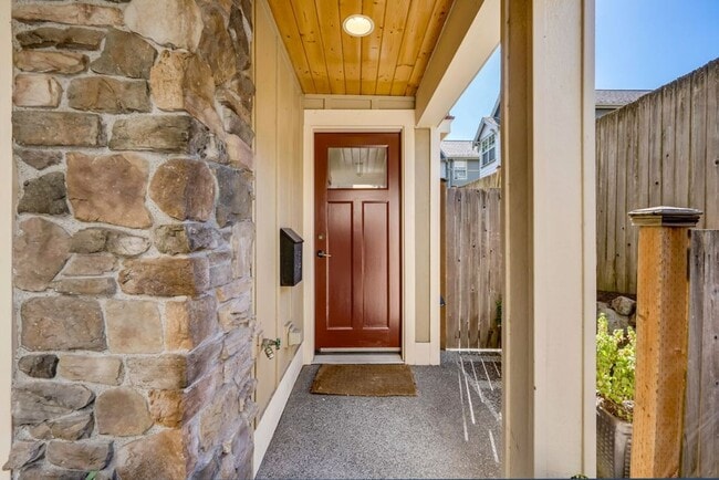Building Photo - Queen Anne Townhouse