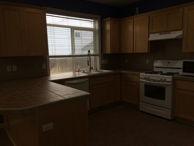 Building Photo - Large Home for Rent in Sage Point Service Area