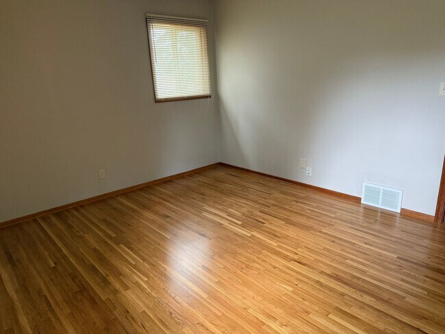 Building Photo - Newly Refreshed 3 Bedroom 1 Bath Single Fa...