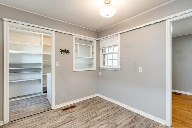 Building Photo - 5228 N Hudson Ave