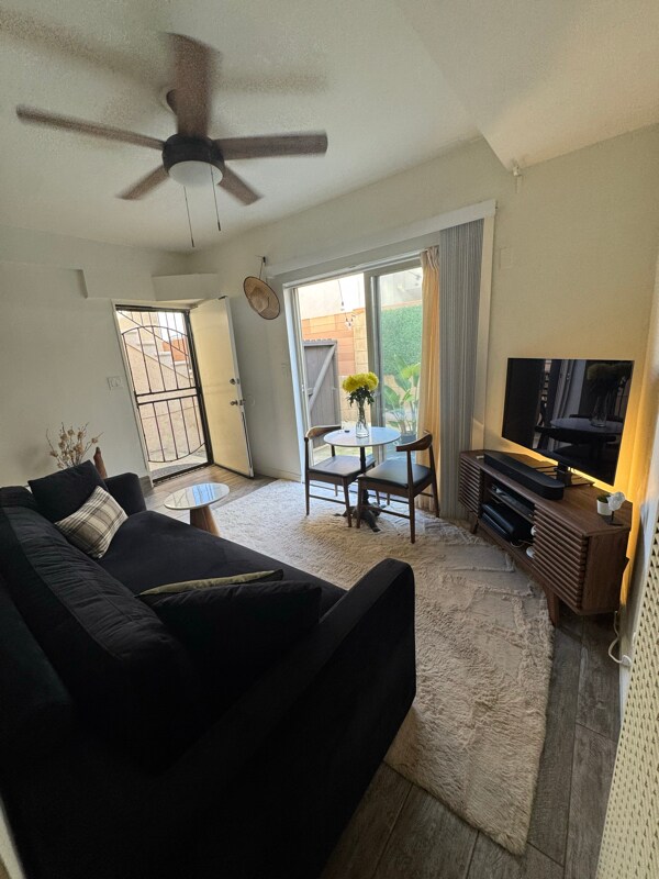 Building Photo - 4015 Crest Dr