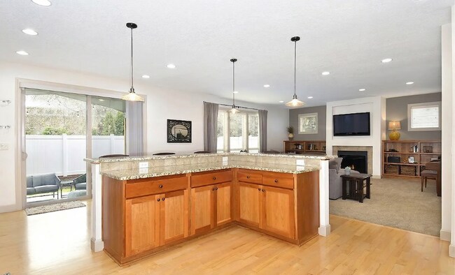 Building Photo - Spacious Single Family Home