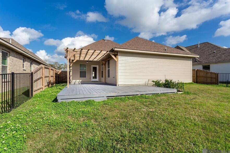Building Photo - 6356 Lake Edge Dr