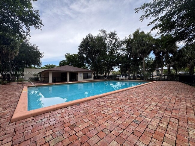 Building Photo - 4033 Lakeside Dr