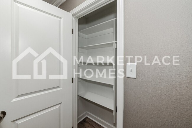 Building Photo - 417 W 20th St