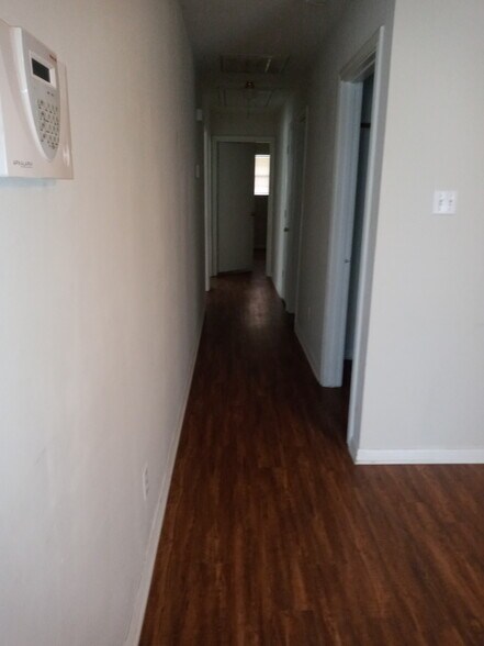 Building Photo - 1210 webhollow Cir