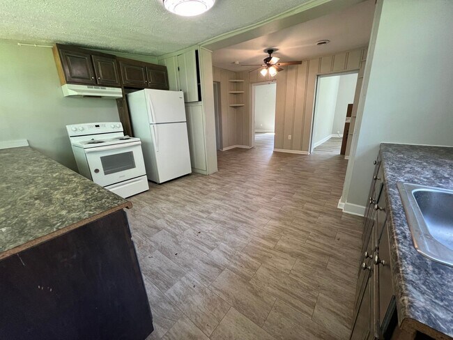 Building Photo - 2 Bedroom 1 Bath
