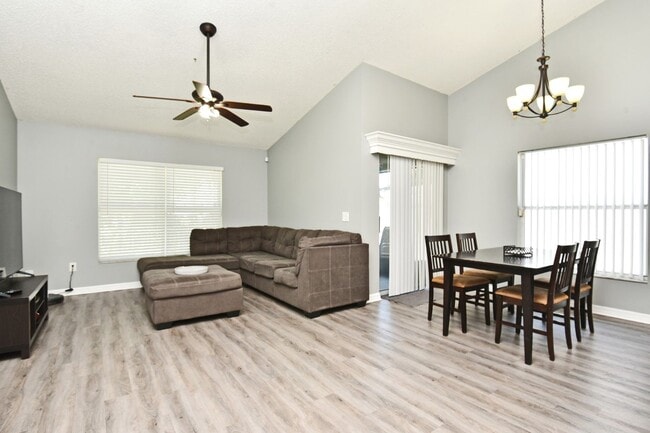 Building Photo - Charming 3/2 home 32825