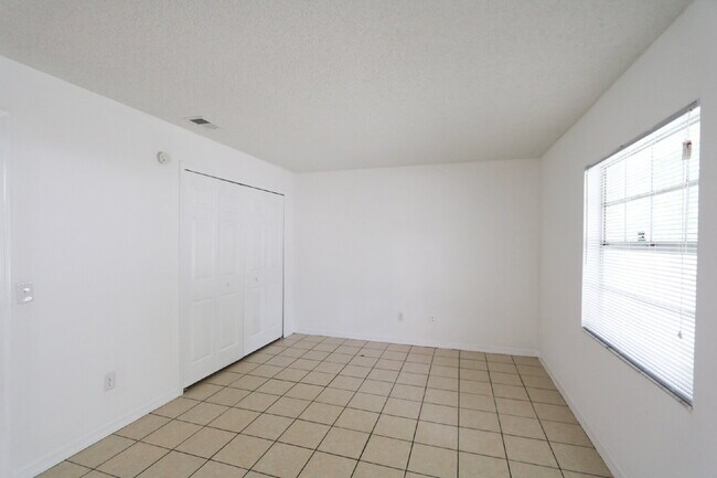 Building Photo - Freshly updated 2 bedroom 2 bath villa in ...