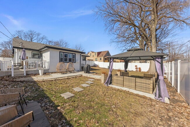 Building Photo - 9525 Parkside Ave