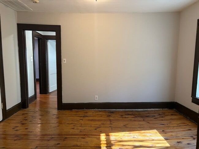 Building Photo - 2 Bedroom, 1 Bathroom House in Greensboro!