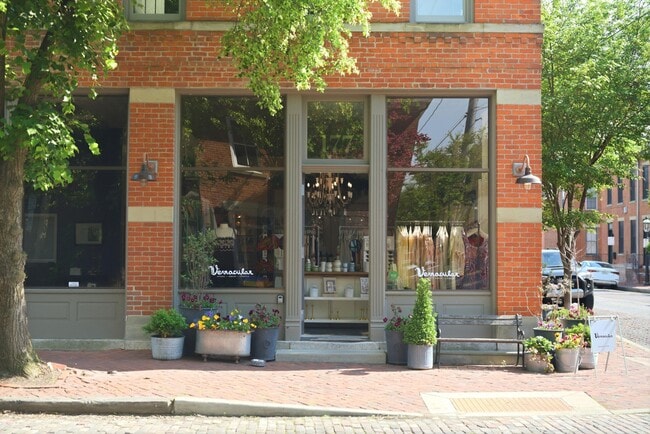 Building Photo - 396 E Mithoff St