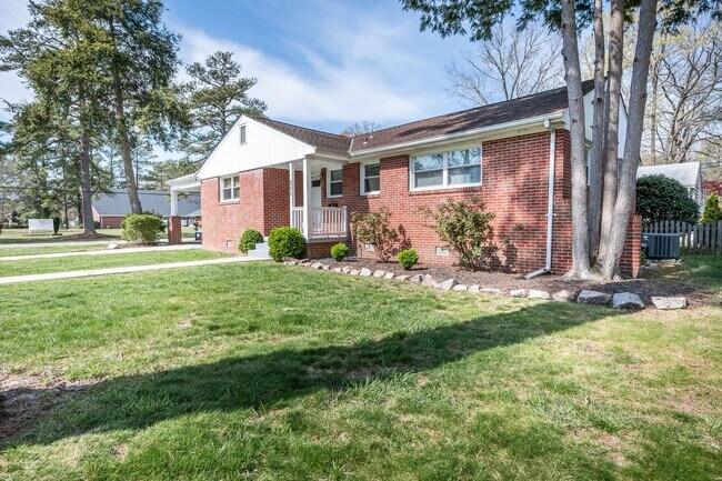 Building Photo - 3 Bedroom Home For Rent in Sandston VA With Detached Garage, Fenced Yard, and Lawn Care Included