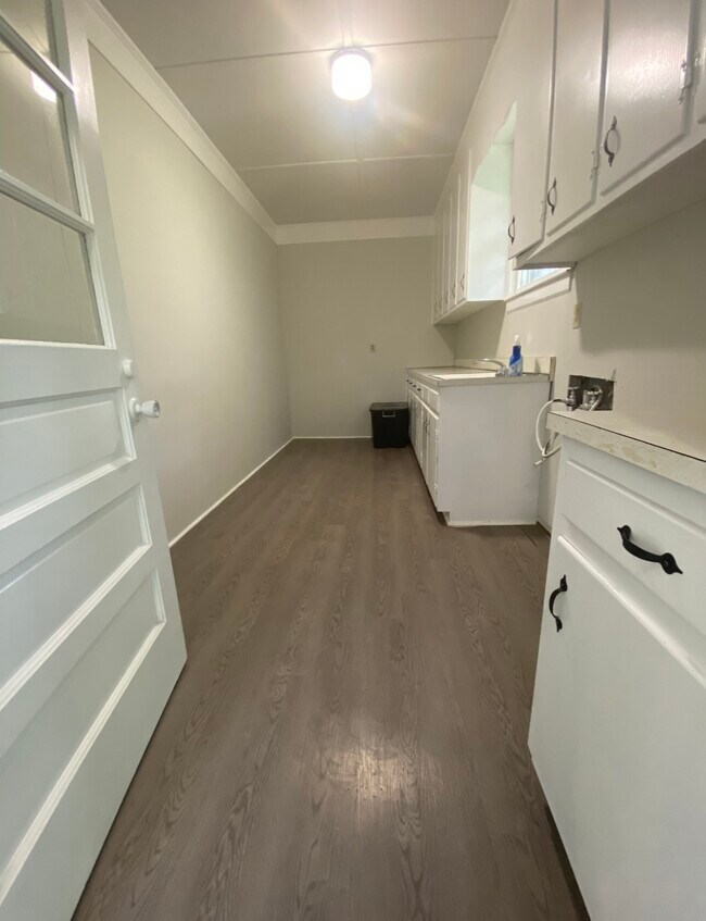 Building Photo - 609 Sunset Ave