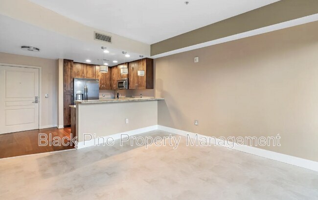 Building Photo - 323 W Jefferson St