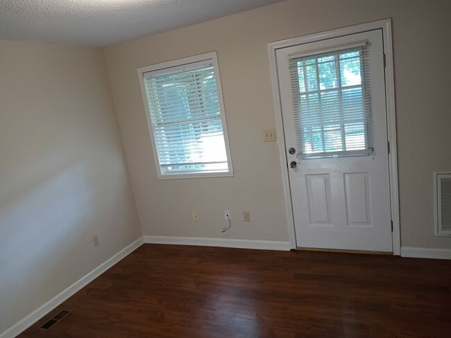 Building Photo - 104 Majestic Dr