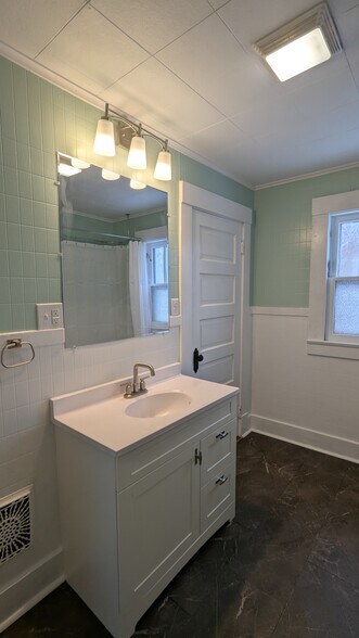 bathroom - 2330 N 4th St