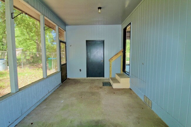 Building Photo - Charming 3 Bedroom Home Available In Crawf...