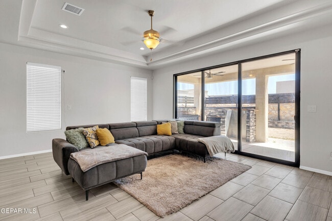 Building Photo - 1044 Gaitan St