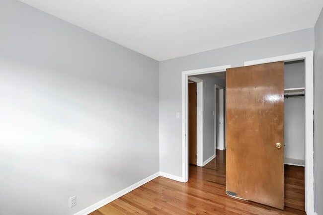 Building Photo - 4843 Elm St