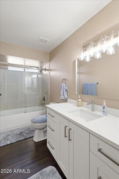 Building Photo - 6101 E Greenway Ln