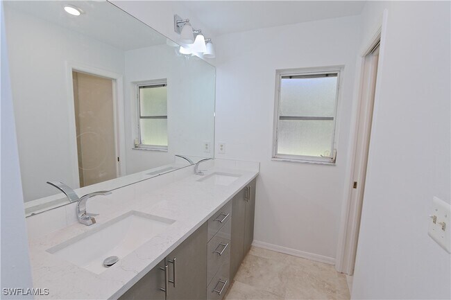 Building Photo - 5461 Boxwood Way