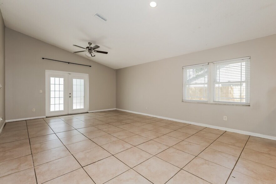 Building Photo - 2027 Helm Ln