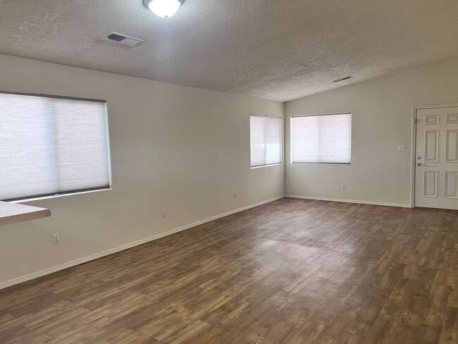 Building Photo - Nice 3 Br, 2 Ba, 2 CG, near Alameda and Louisiana